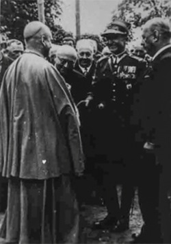 Powitanie przez dowódcę 51 Pułku Piechoty Augusta Emila Fieldorfa biskupa pomocniczego lwowskiego  Eugeniusza Baziaka, Brzeziny 1938 r. Fot. Narodowe Archiwum Cyfrowe