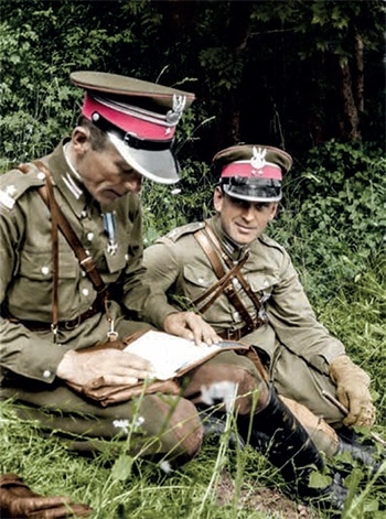 Oficerowie 1 Pułku Szwoleżerów podczas ćwiczeń. Od lewej (wówczas) mjr Janusz Albrecht. 