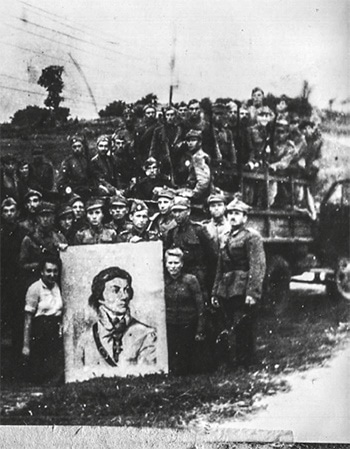 Kościuszkowcy z portretem swego patrona, Kiwerce, 1944 r. Fot. Zbiory Piotra Korczyńskiego