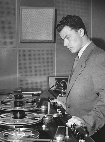 Por. Franciszek Jarecki przy konsolecie w studiu nagraniowym.