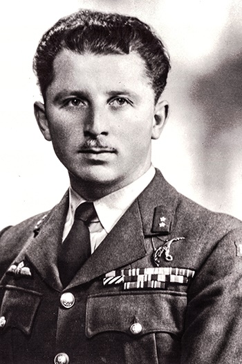 Por. pil. Mieczysław Sawicki, oficer 318 Dywizjonu Myśliwsko-Rozpoznawczego Gdańskiego; ok. 1946. Zbiory prywatne